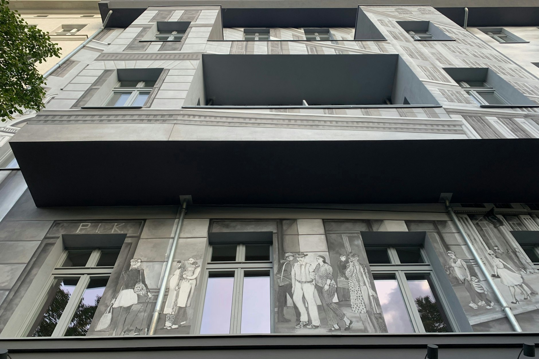 „Wieso, weshalb, warum?“ möchte man schreien beim Anblick dieser Fassade in Prenzlauer Berg.