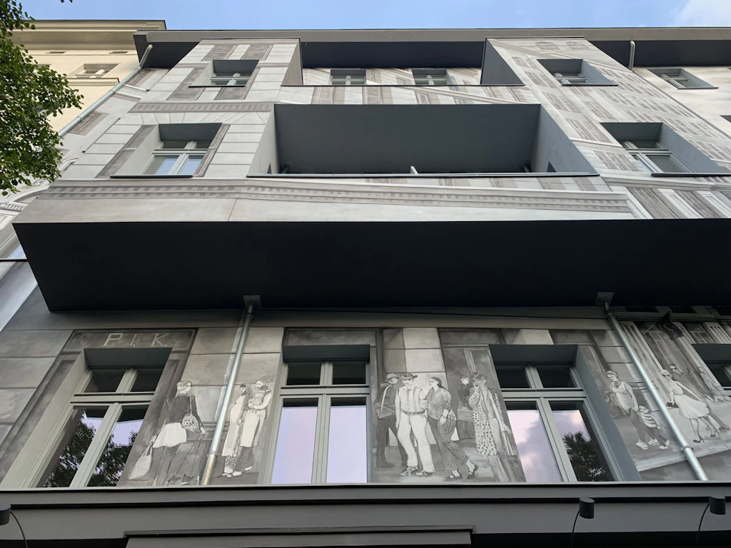 „Wieso, weshalb, warum?“ möchte man schreien beim Anblick dieser Fassade in Prenzlauer Berg.