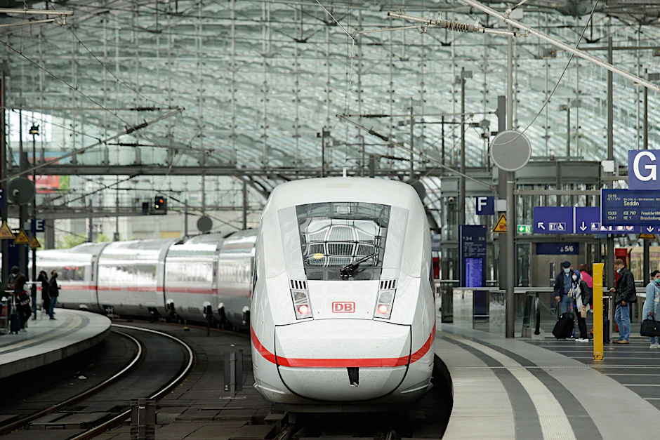 Die Preise für Zugtickets und BahnCards der Deutschen Bahn steigen im Dezember. Zuvor waren sie sieben Jahre lang nicht erhöht worden, wie die Bahn erklärte.