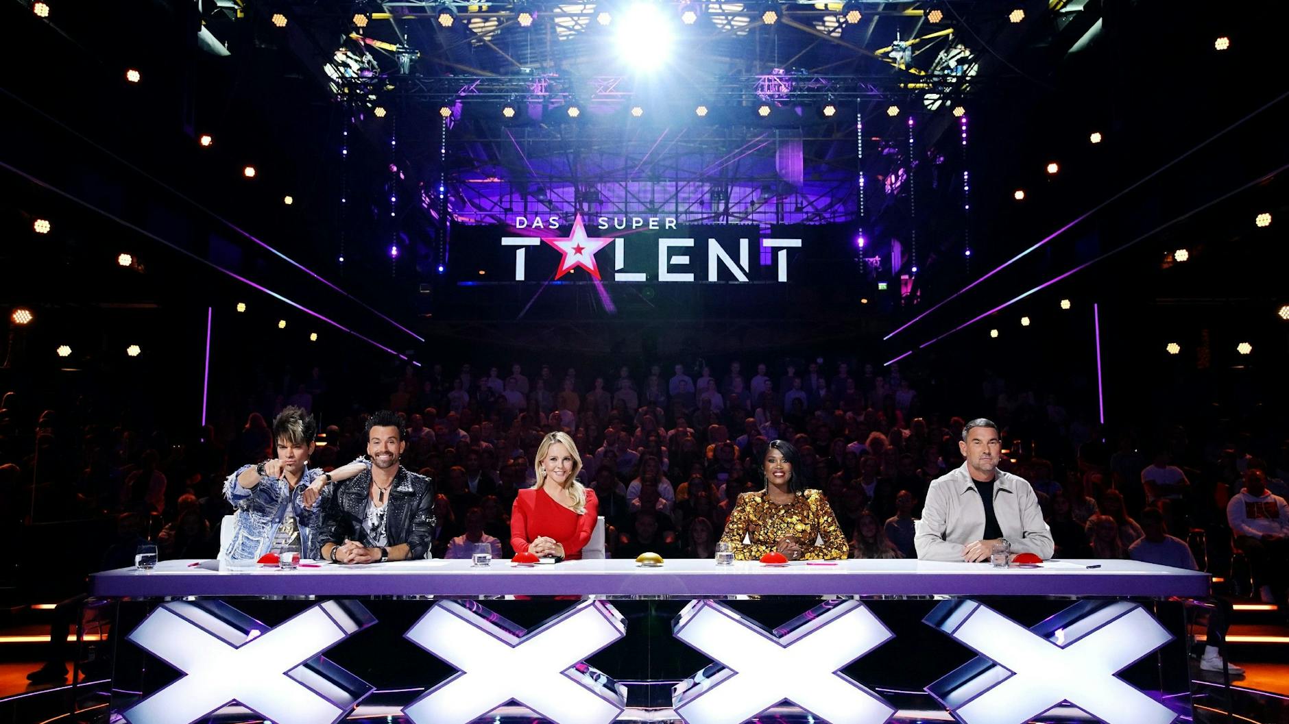 Michael Michalsky (r.) sitzt mit den Ehrlich Brothers, Chantal Janzen und Motsi Mabuse am „Supertalent“-Pult