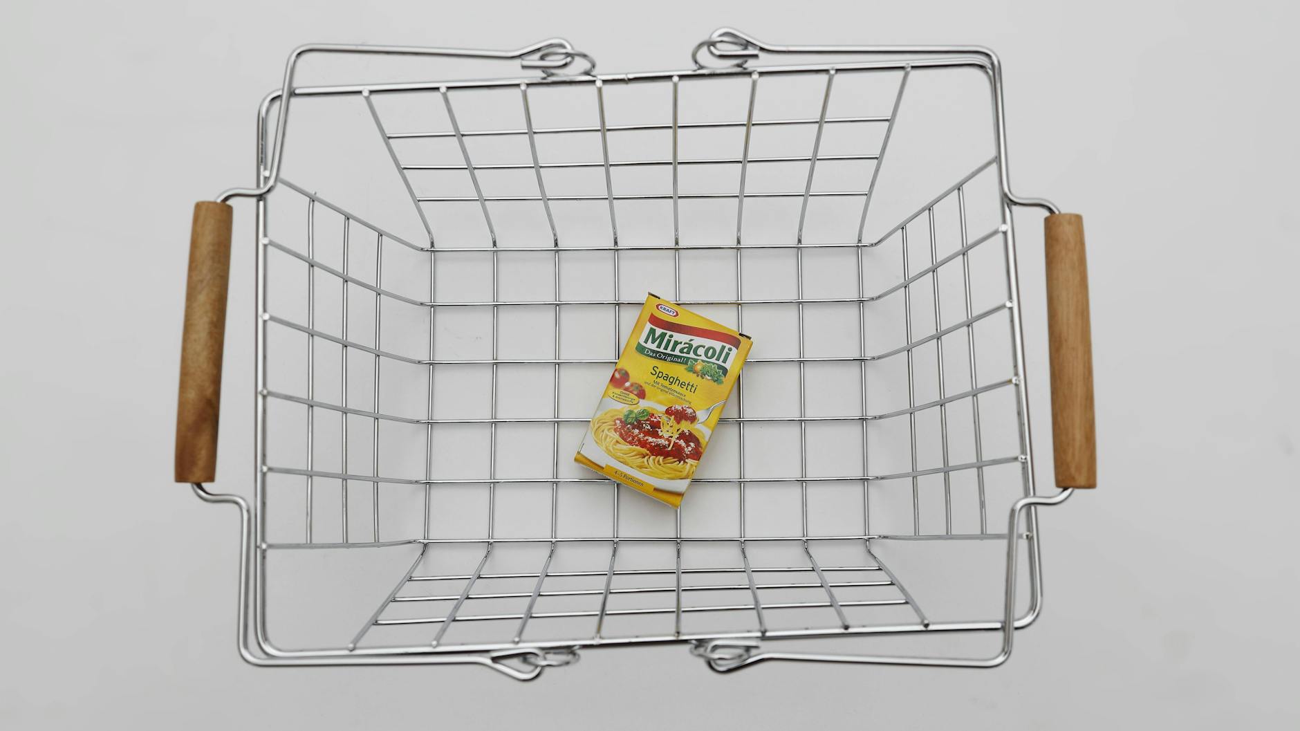 Nicht nur das Sparbuch wird aufgefressen – auch der Einkauf wird teurer.