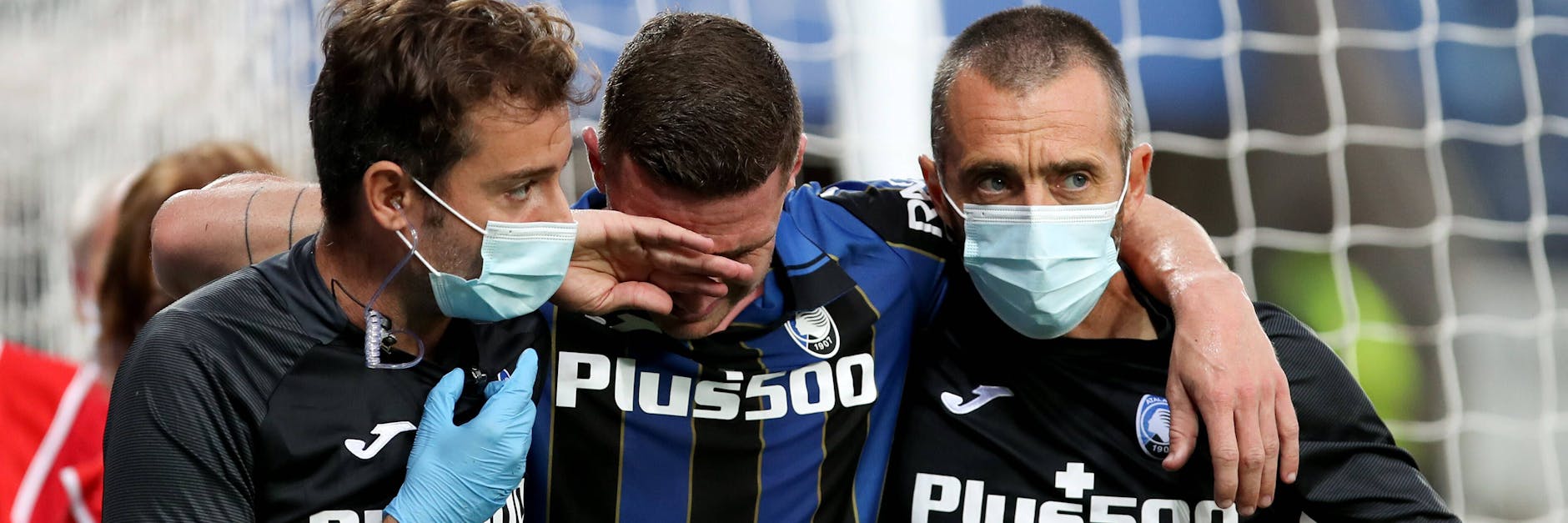 Atalanta Bergamos Robin Gosens weinte vor Schmerzen, als er in der Champions League gegen Young Boys Bern ausgewechselt werden musste.