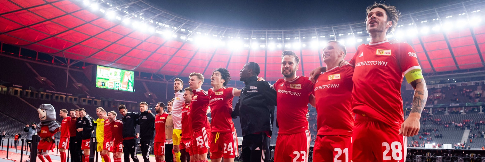 Hüpf, Unioner, hüpf! Ausgelassen feiern die Profis der Eisernen ihren 3:0-Erfolg über Maccabi Haifa.&nbsp;