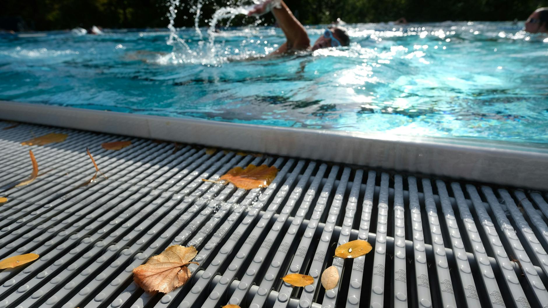 Draußen schwimmen im Herbst: 24 Grad ist das Wasser im Sportbecken des Prinzenbads warm. Bis zum 22. Oktober ist das Kreuzberger Sommerbad noch geöffnet.<br>