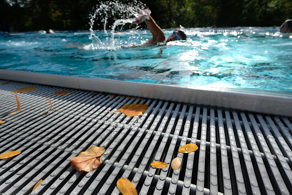Draußen schwimmen im Herbst: 24 Grad ist das Wasser im Sportbecken des Prinzenbads warm. Bis zum 22. Oktober ist das Kreuzberger Sommerbad noch geöffnet.<br>