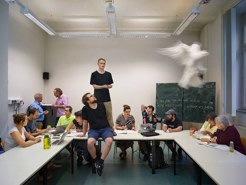 How verbs are reinterpreted by flapping their wings in the Jewish Museum Berlin