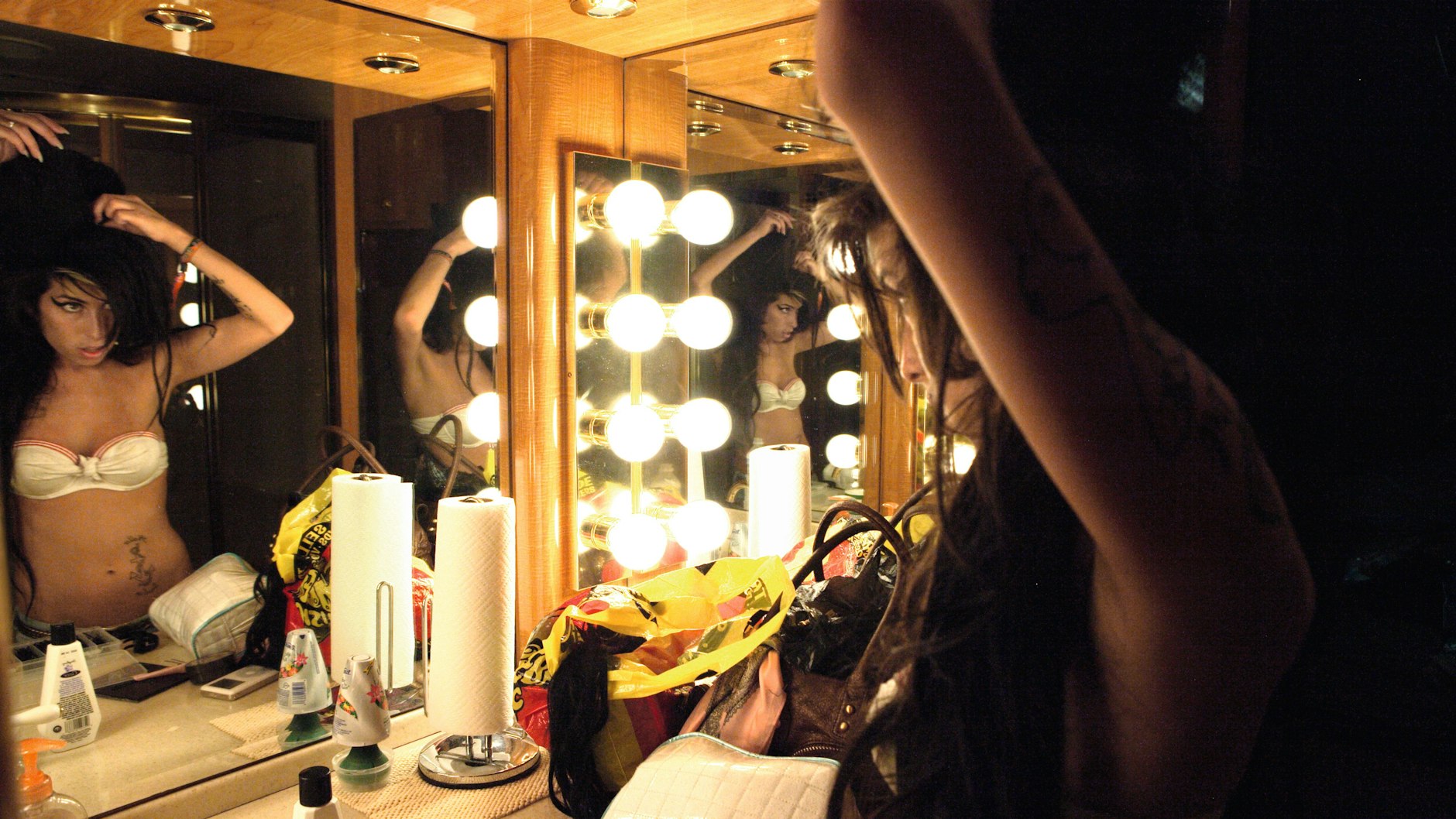 The Higher the Hair, the Closer to God:„Eine Frisur, die Gott so nahe kommt, wie es die Schwerkraft eben zulässt“: Amy Winehouse richtet backstage ihre Haare.