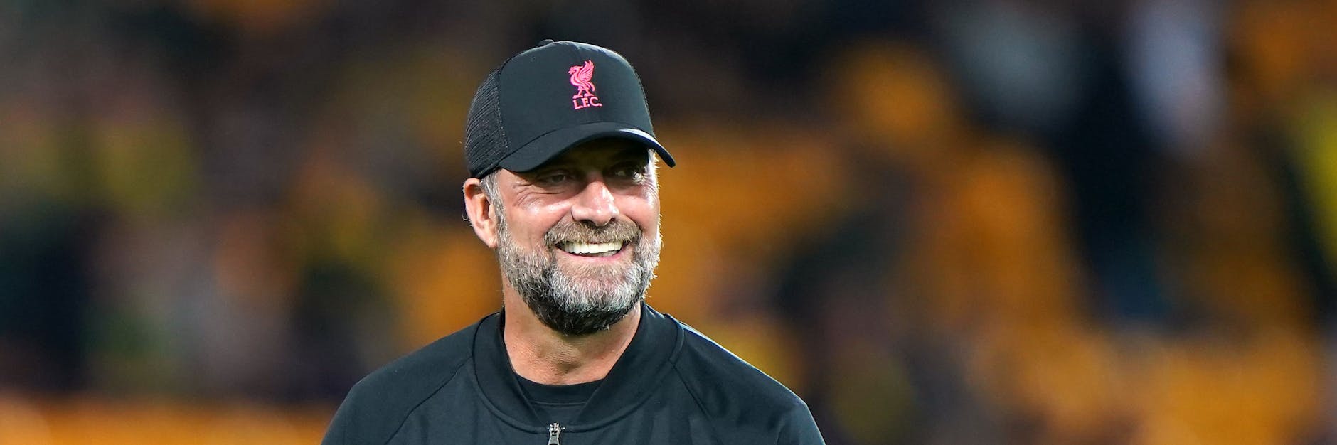 Liverpools Trainer Jürgen Klopp lacht über sich selbst, als er mit James Bond verglichen wird..