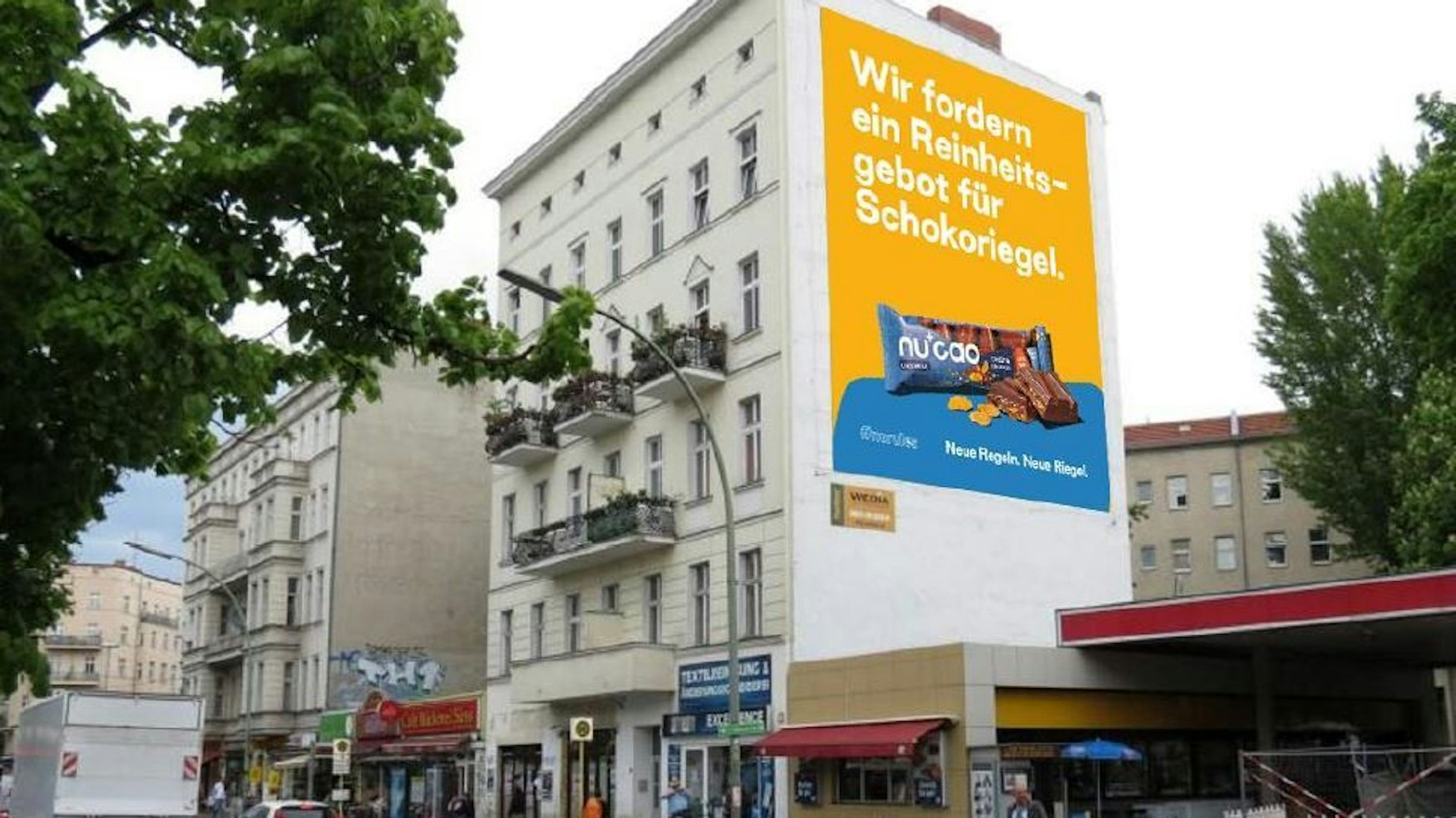 Berlin: An der Hermannstraße wirbt die Kampagne seit Freitag für ein Schokoriegel-Reinheitsgebot.