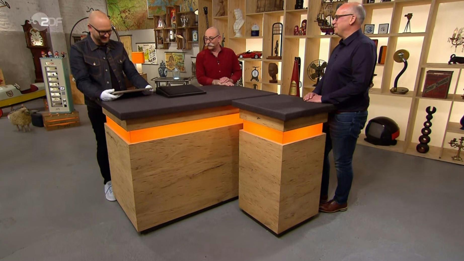 „Bares für Rares“-Experte Sven Deutschmanek zweifelt die Echtheit der Signatur an.