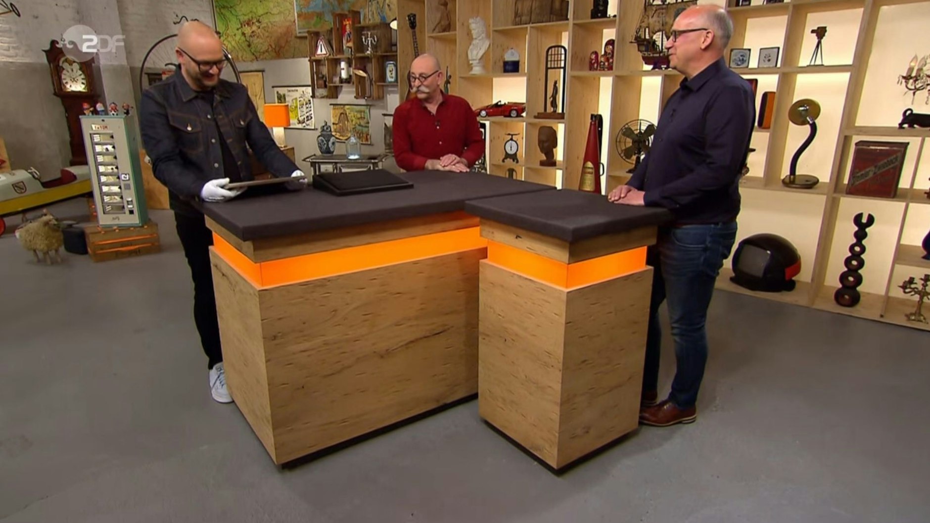 „Bares für Rares“-Experte Sven Deutschmanek zweifelt die Echtheit der Signatur an.