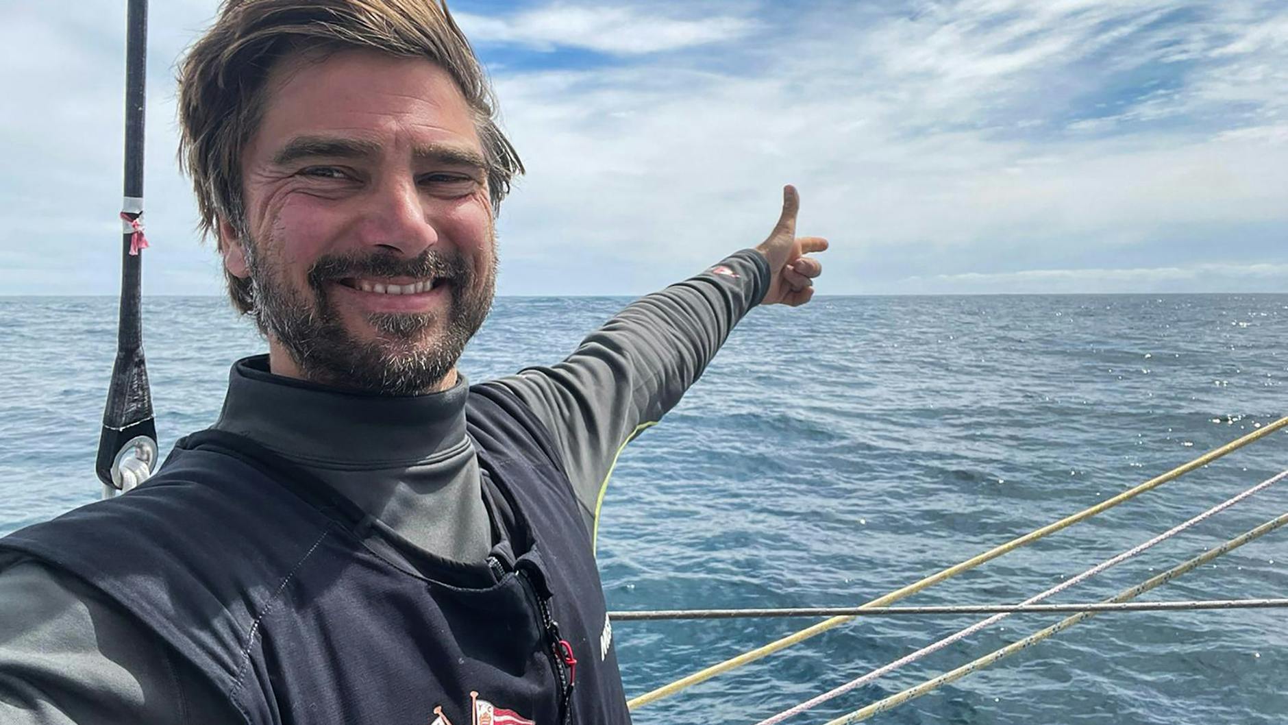 Allein in den Weiten des Ozeans: Boris Herrmann auf seiner Rennjacht „Seaexplorer“ zeigt in die Richtung, wo es bei seiner Weltumseglung langgeht. 