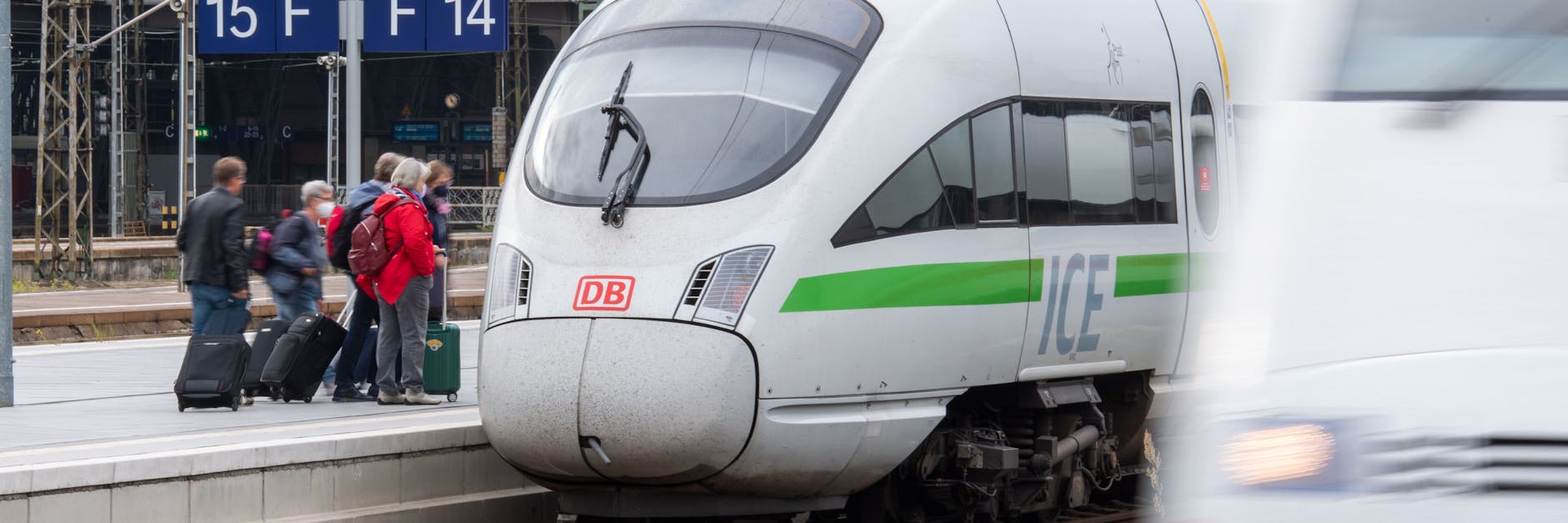 Die Deutsche Bahn erhöht mal wieder die Fahrpreise. Ab Dezember zahlen Reisende mehr.