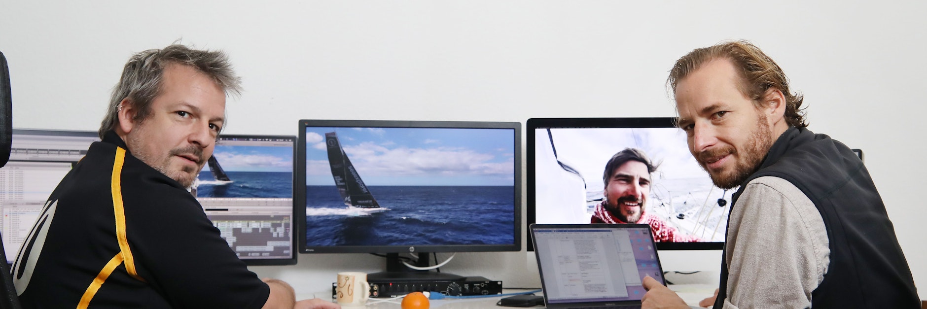 Mathieu Honoré (40, li.) und Philipp Grieß (40) an ihrem Schneidetisch, an dem der Dokumentarfilm „Sturmfahrt“ über den Weltumsegler Boris Herrmann entsteht.