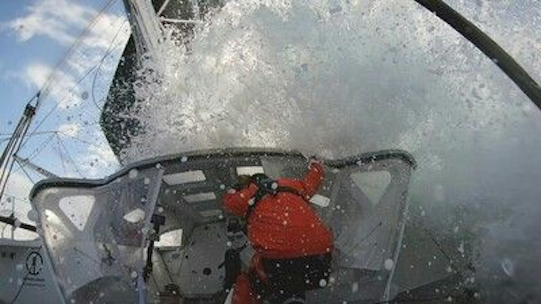 Eine Szene aus der Doku „Sturmfahrt“: Eine meterhohe Welle flutet das Segelschiff von Boris Herrmann.