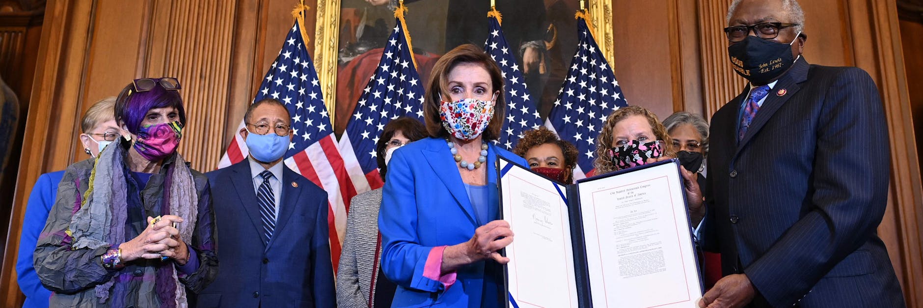 Die Demokraten Nancy Pelosi (li.), und James Clyburn präsentieren die Einigung auf einen Übergangsetat.