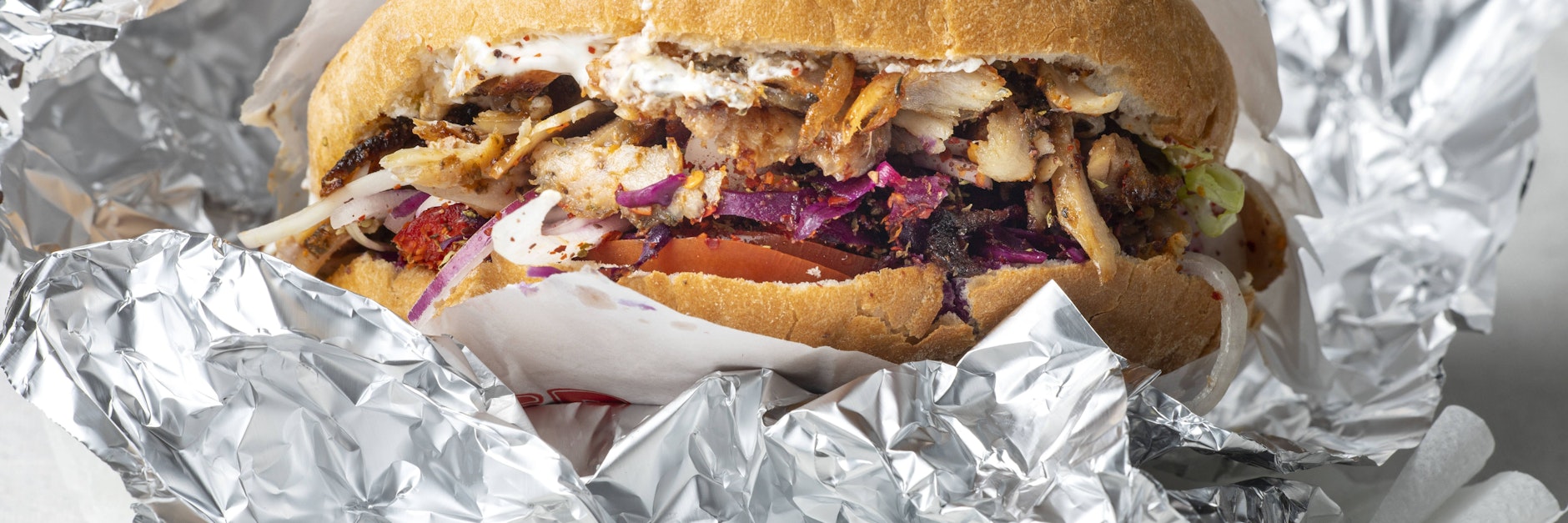 Die Warnhinweise sind oft zu klein aufgedruckt. Doch selbst die EU-Verordnung gibt vor, dass vor der Nutzung von Alufolie für Lebensmittel gewarnt werden muss.