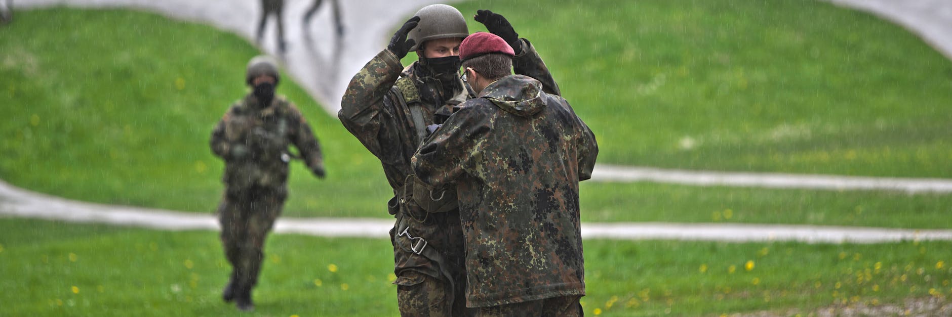 Reservisten und ehemalige Fallschirmjäger der Bundeswehr (hier Fallschirmjäger bei der Ausbildung) sollen Anschläge auf Migranten geplant haben.