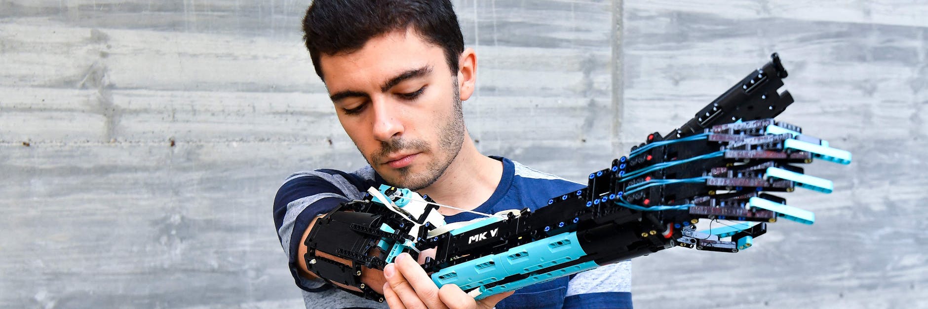 David Aguilar mit seiner selbstgebauten Prothese. 