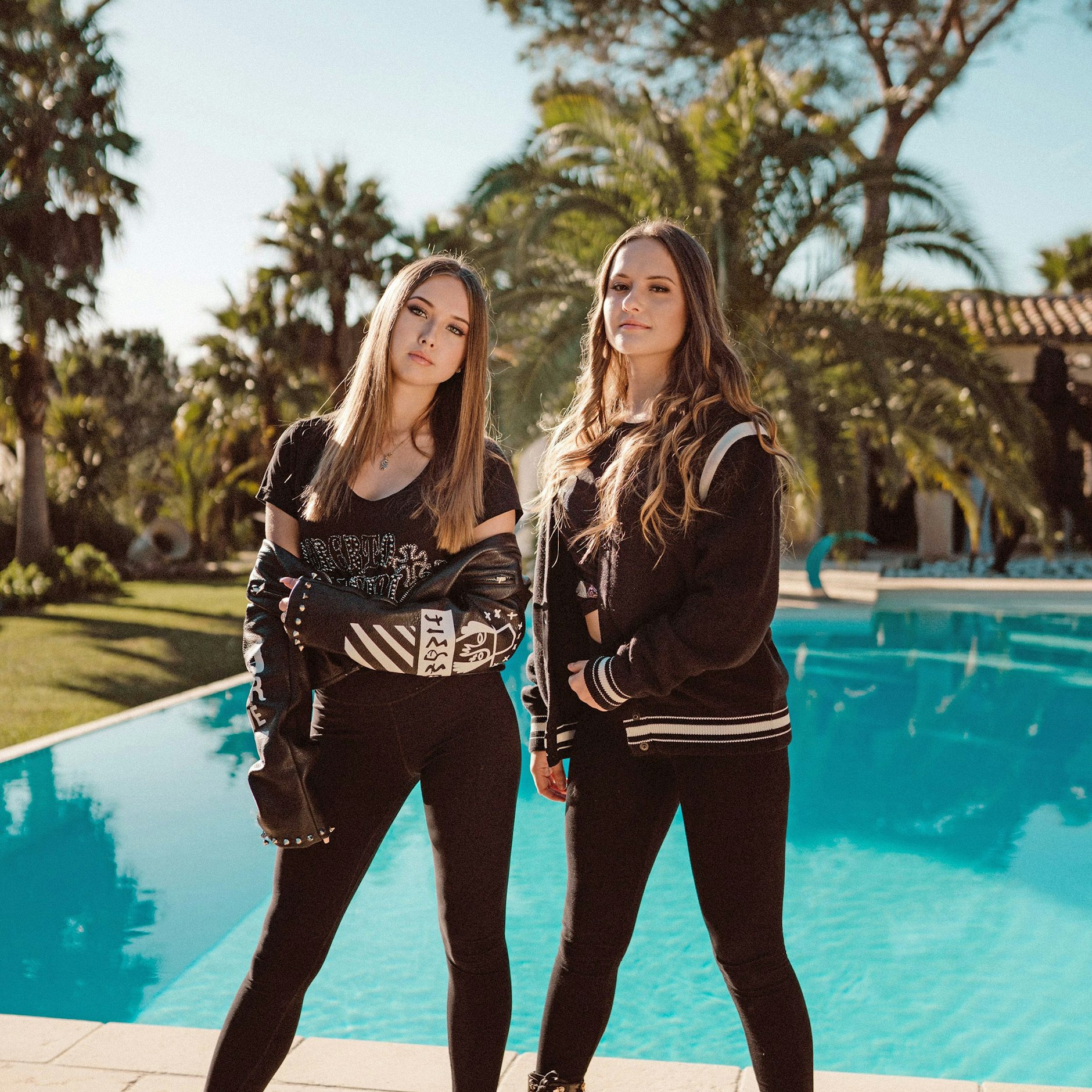 Davina (18, r) und Shania (17) sind das größte Glück ihrer Mama Carmen. 