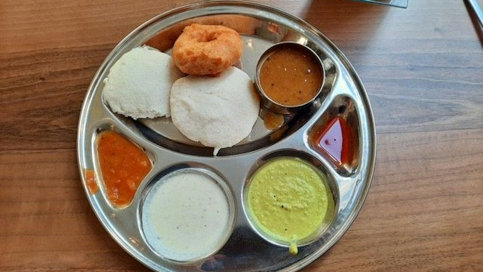 Eine Bestellung im Saravanaa Bhavan am Potsdamer Platz.