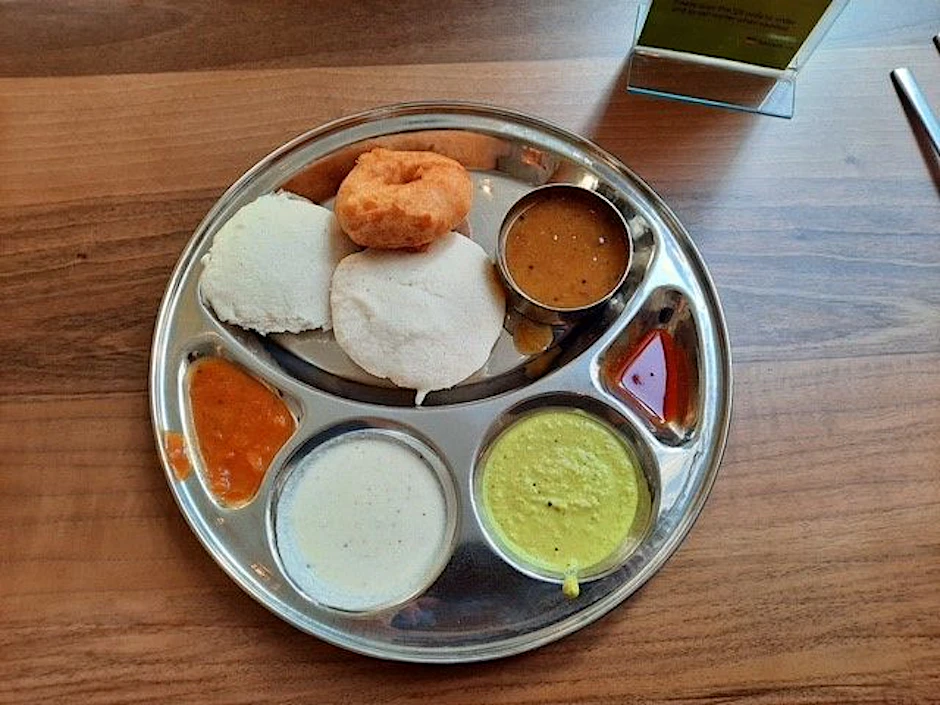 Eine Bestellung im Saravanaa Bhavan am Potsdamer Platz.