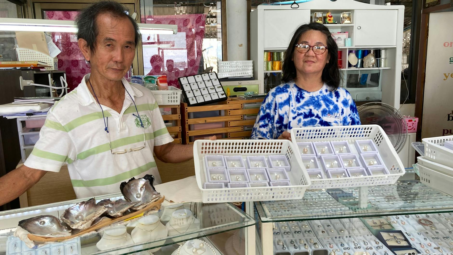Der Perlenzüchter Kriangsak Ung und seine Frau Nuanpit in ihrem Geschäft in Ao Yon im Süden von Phuket. 