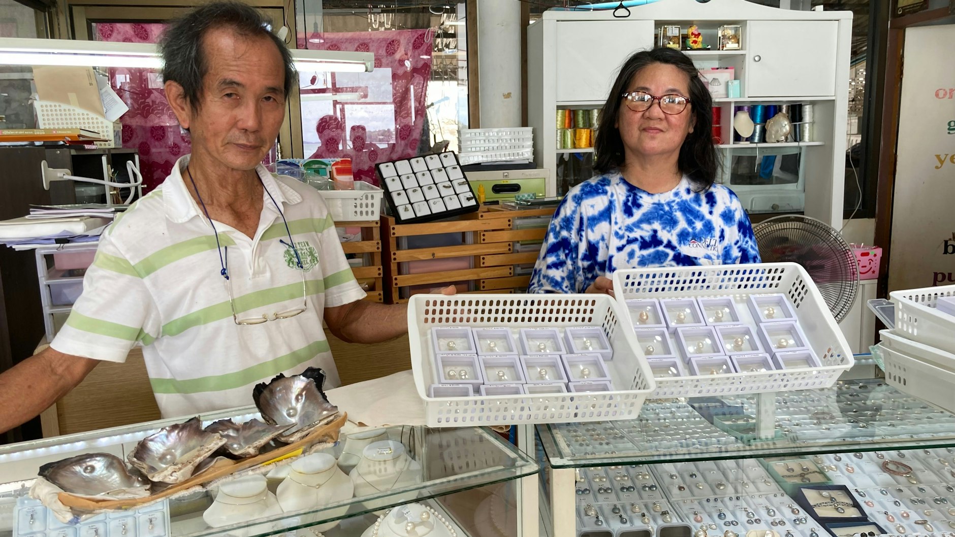 Der Perlenzüchter Kriangsak Ung und seine Frau Nuanpit in ihrem Geschäft in Ao Yon im Süden von Phuket.&nbsp;
