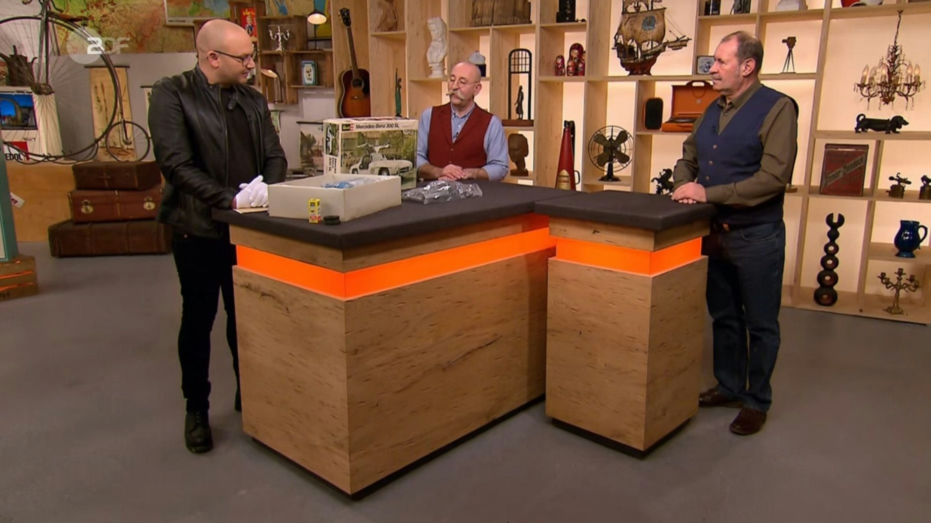 „Bares für Rares“-Experte Sven Deutschmanek schwärmt vom Mercedes 300 SL.