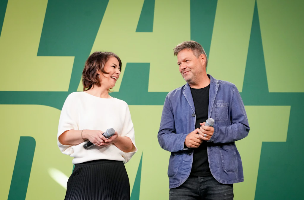 Grüne lassen Mitglieder über Koalitionsvertrag abstimmen