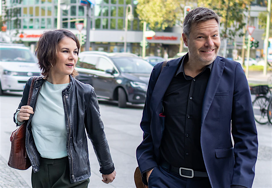 Annalena Baerbock kommt neben Robert Habeck (Bundesvorsitzende von Bündnis 90/Die Grünen) zu den Sondierungsgesprächen von Grünen und FDP. Am Wochenende gehen die Gespräche mit anderen Parteien weiter.
