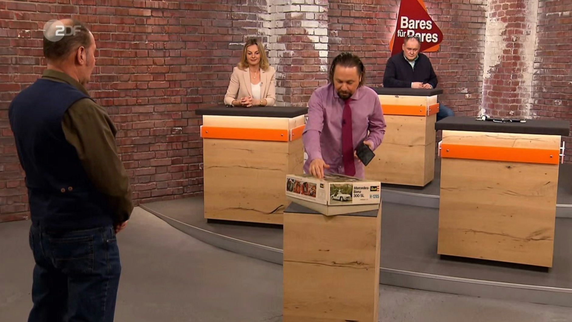 „Bares für Rares“-Händler Wolfgang Pauritsch kauft den Mercedes 300 SL für 100 Euro.