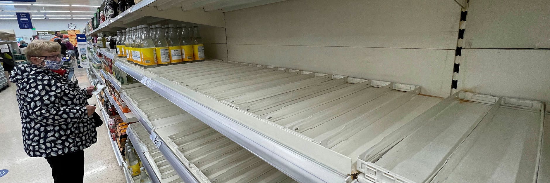 Viele Supermarkt-Regale bleiben leer, weil Läden nicht mit Produkten versorgt werden.