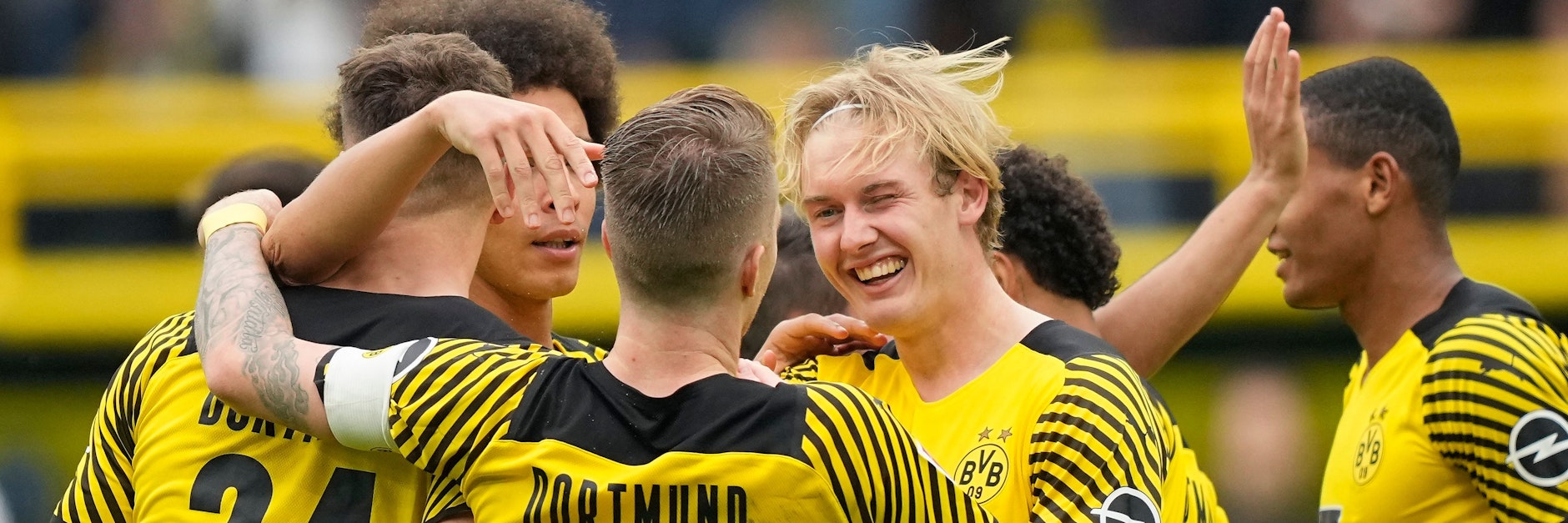 Die Dortmunder Spieler beglückwünschen ihren Kollegen Julian Brandt (3.v.r.) zu seinem 2:1-Siegtreffer.&nbsp;