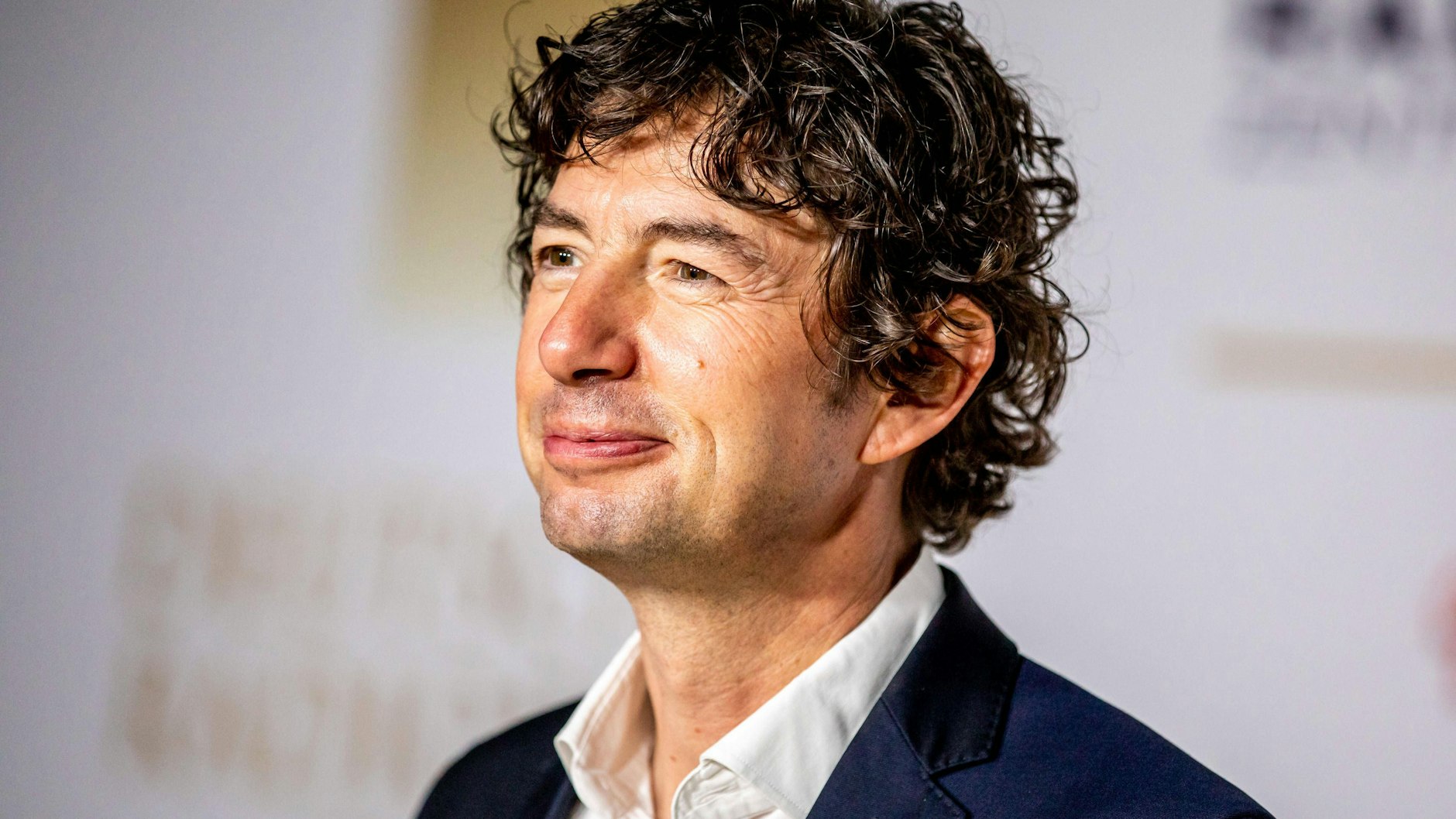 Virologe Prof. Dr. Christian Drosten ist gemeinsam mit Karl Lauterbach zum Twitter-Hit geworden.