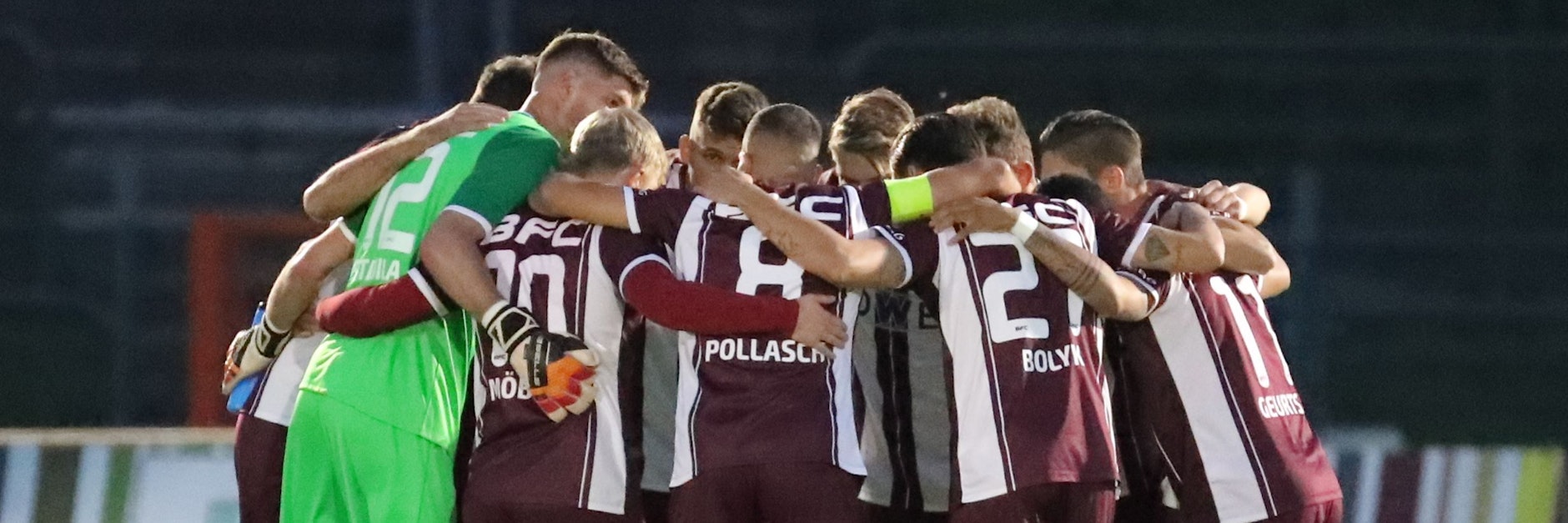 Dynamos Kicker beim Schulterschluss nach dem Abpfiff des Spiels gegen Rathenow.