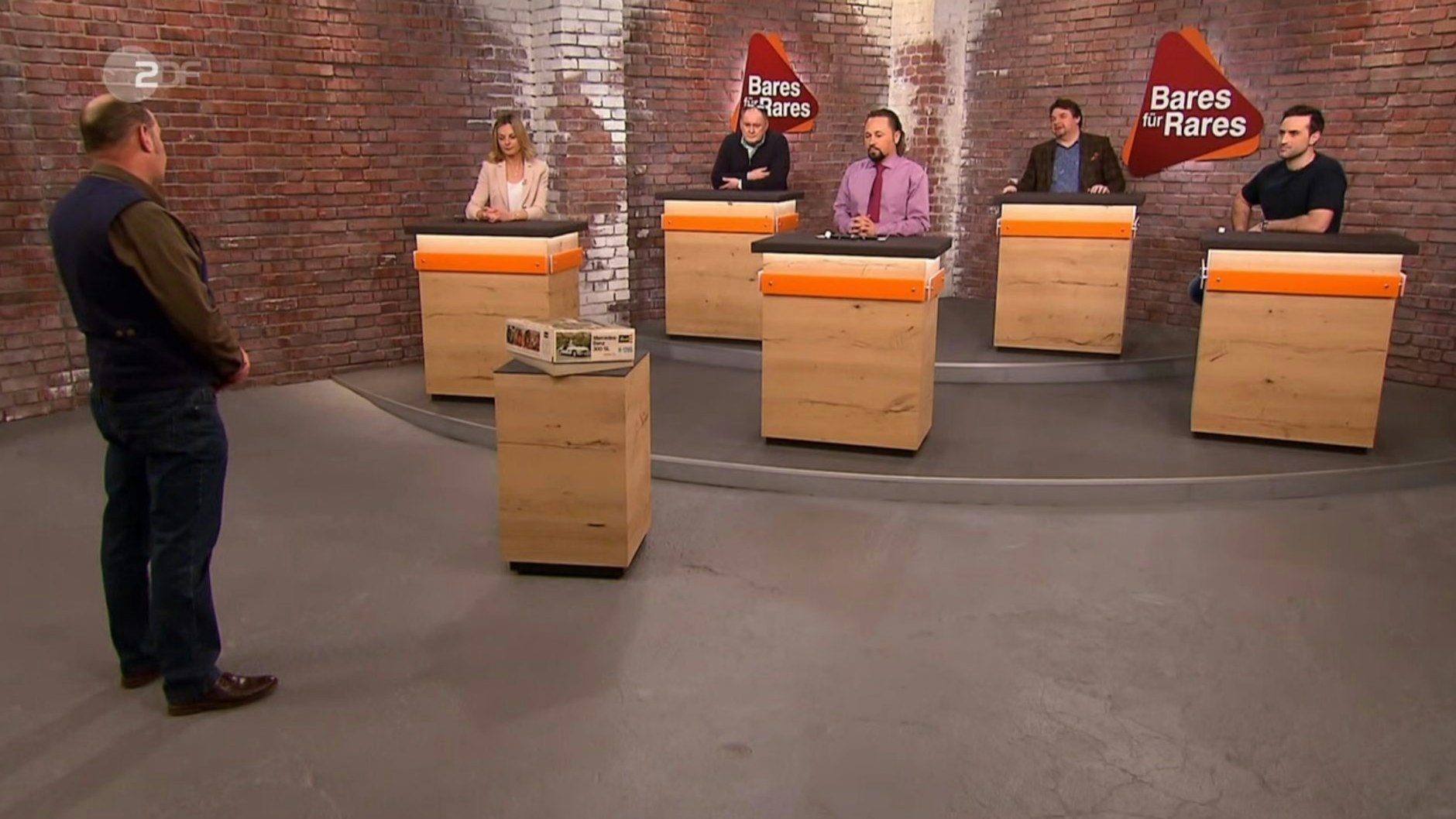 Die „Bares für Rares“-Händler sind vom nagelneuen Mercedes 300 SL begeistert.