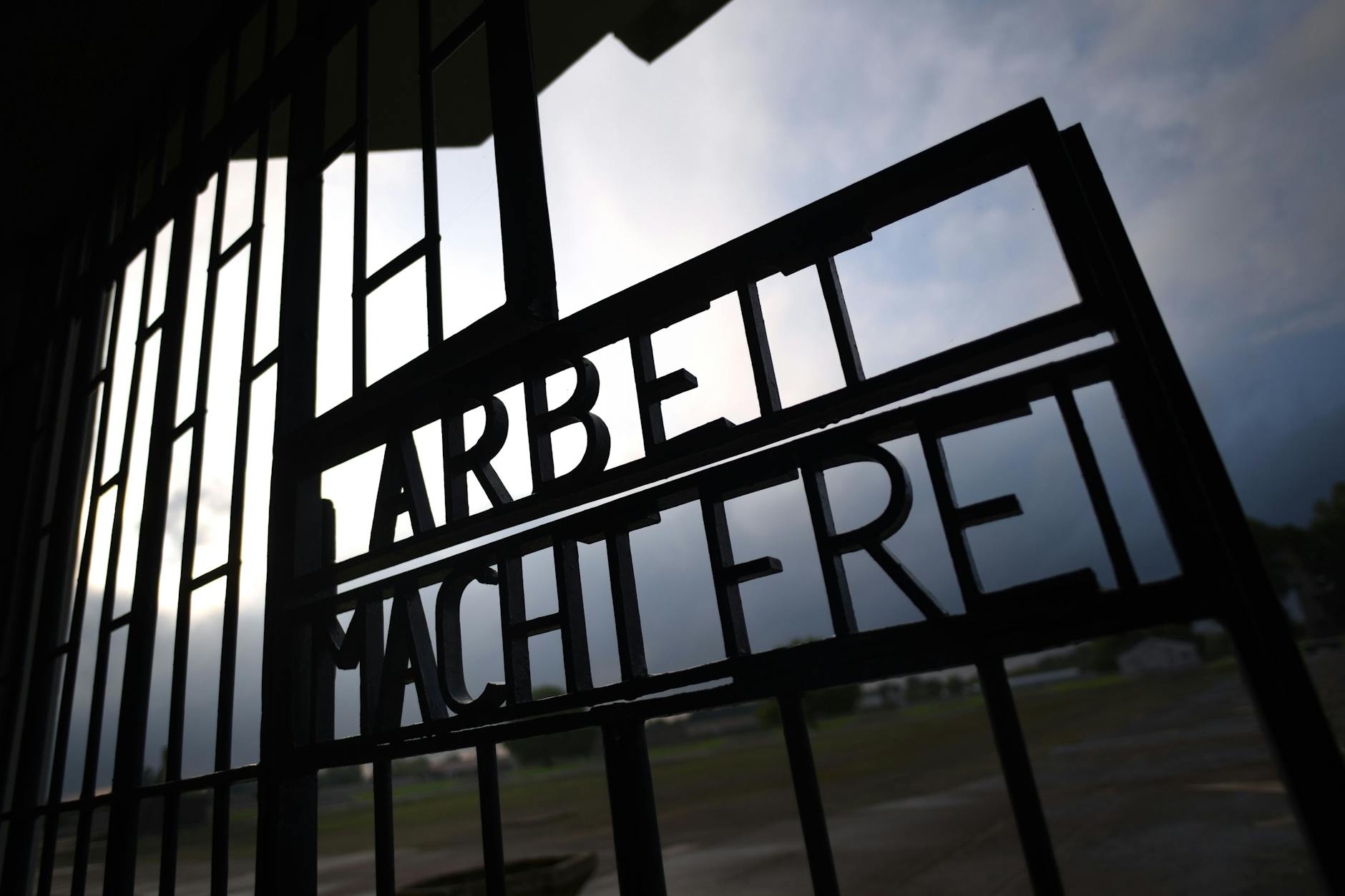 Gedenkstätte Sachsenhausen – am Tor zum einstigen Konzentrationslager ist noch immer der zynische Schriftzug „Arbeit macht frei“ zu lesen.<br><br>