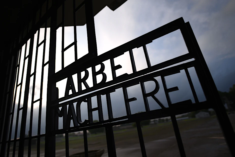 Gedenkstätte Sachsenhausen – am Tor zum einstigen Konzentrationslager ist noch immer der zynische Schriftzug „Arbeit macht frei“ zu lesen.<br><br>