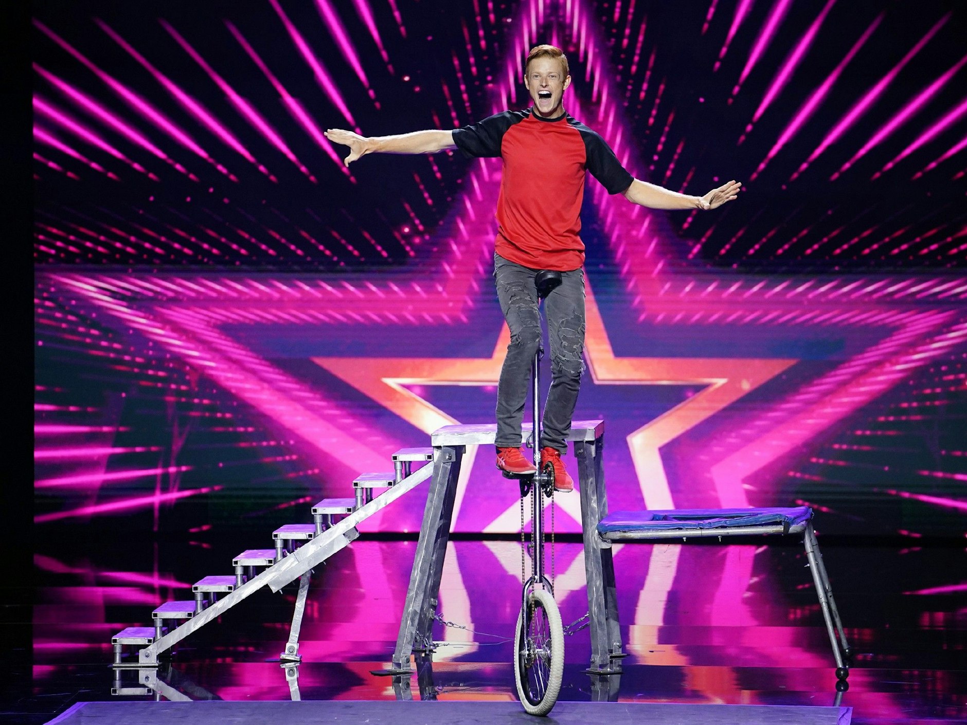 Einrad-Akrobat Wesley Williams zeigte auf der Bühne bei „Das Supertalent“ seine besonderen Kunststücke.