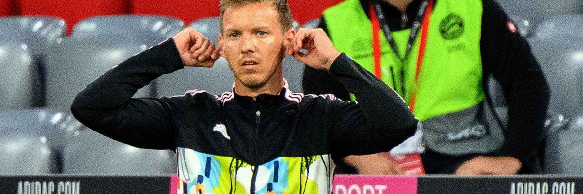 Schicke Jacke, böse Überraschung: Trainer Julian Nagelsmann kassiert gegen Frankfurt seine erste Pflichtspiel-Pleite als Bayern-Trainer.