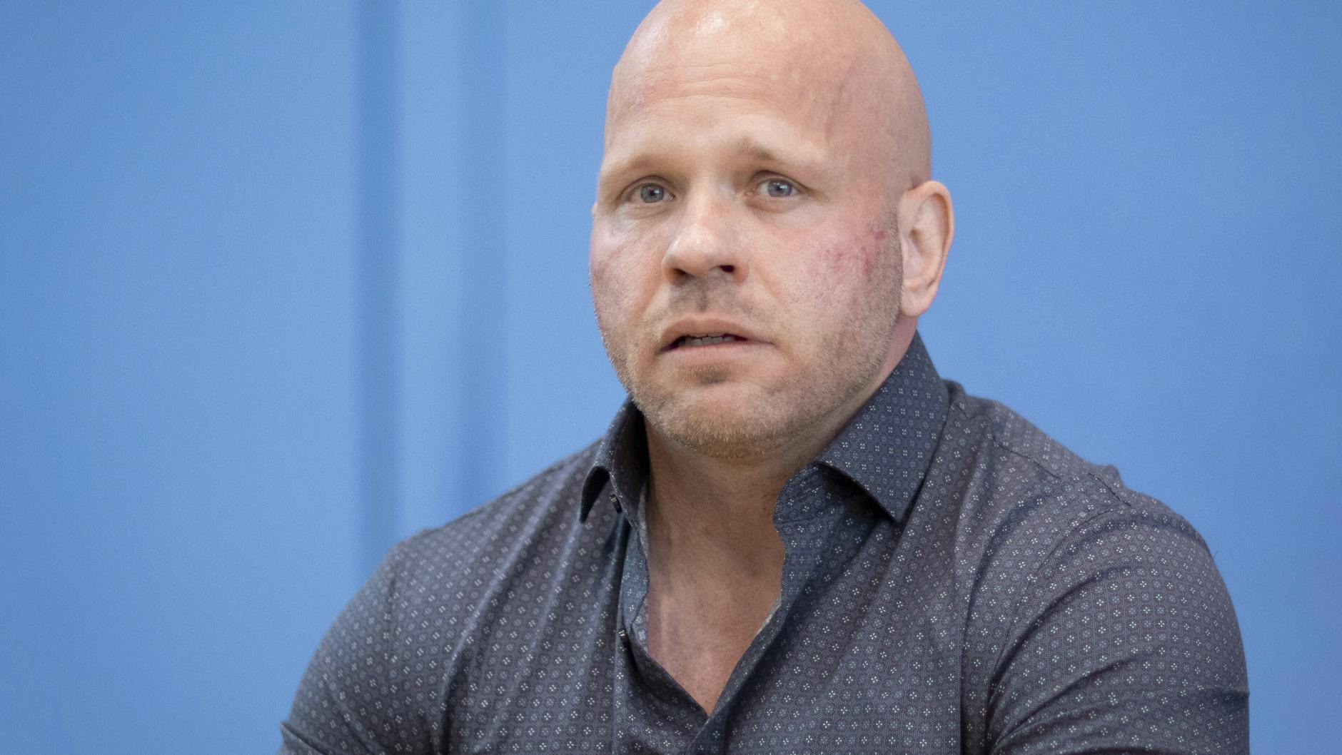 Intensivpfleger Ricardo Lange darf offenbar in einer Klinik nicht mehr arbeiten, weil er medial zu präsent sei. Das soll ihm das Krankenhaus am Telefon mitgeteilt haben.