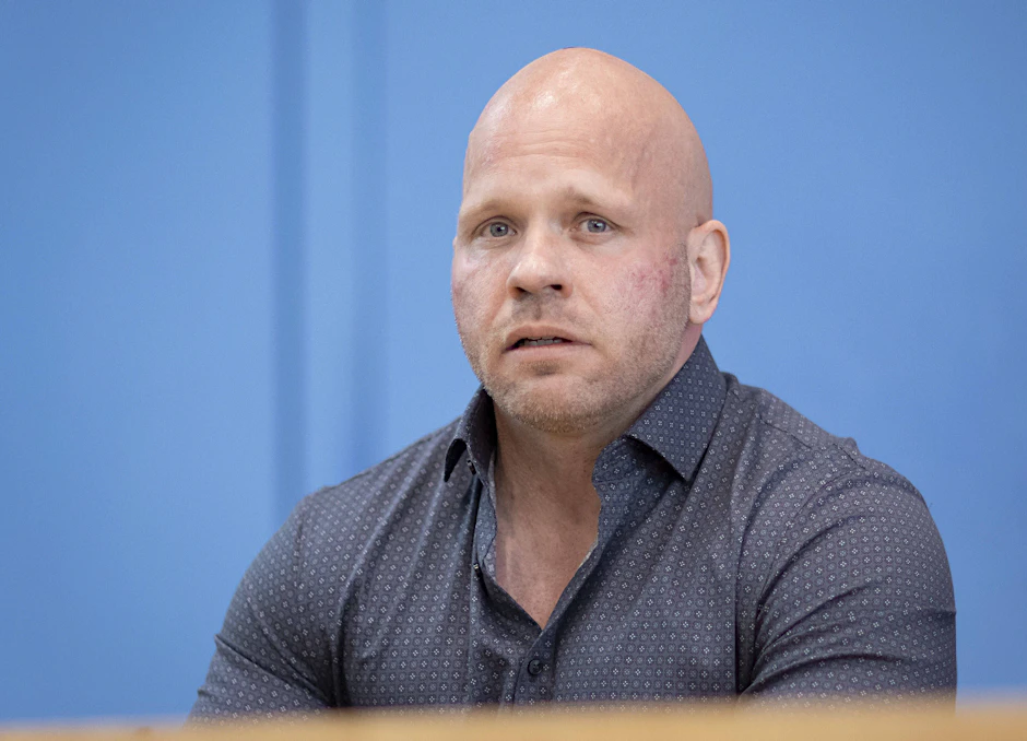 Intensivpfleger Ricardo Lange darf offenbar in einer Klinik nicht mehr arbeiten, weil er medial zu präsent sei. Das soll ihm das Krankenhaus am Telefon mitgeteilt haben.