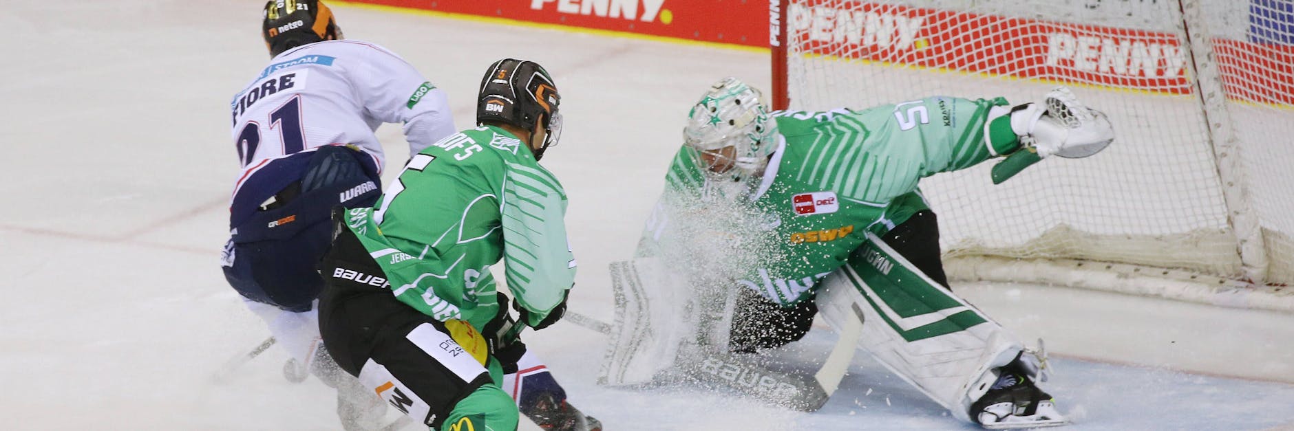 Eisbär Giovanni Fiore scheitert hier an Bietigheim-Torwart Cody Brenner, seine Kollegen machen es später besser.