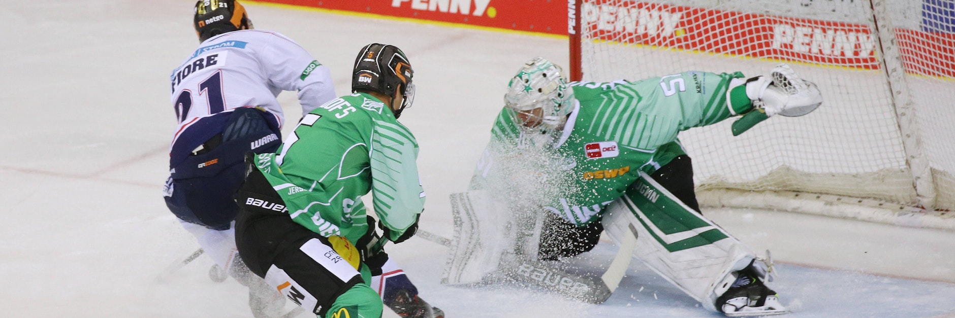 Eisbär Giovanni Fiore scheitert hier an Bietigheim-Torwart Cody Brenner, seine Kollegen machen es später besser.
