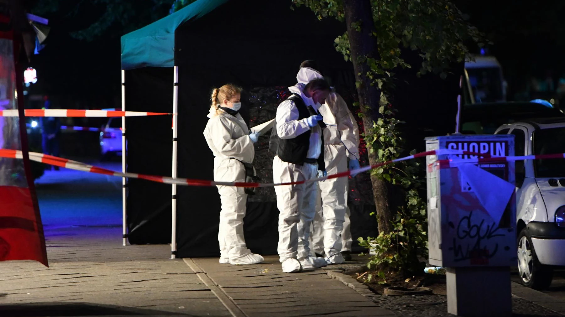 Einsatzkräfte sichern Spuren am Tatort.