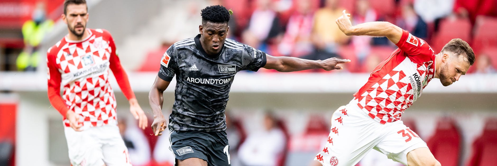 Taiwo Awoniyi auf dem Weg zum Siegtor! Schon sein fünfter Ligatreffer in dieser Saison. 