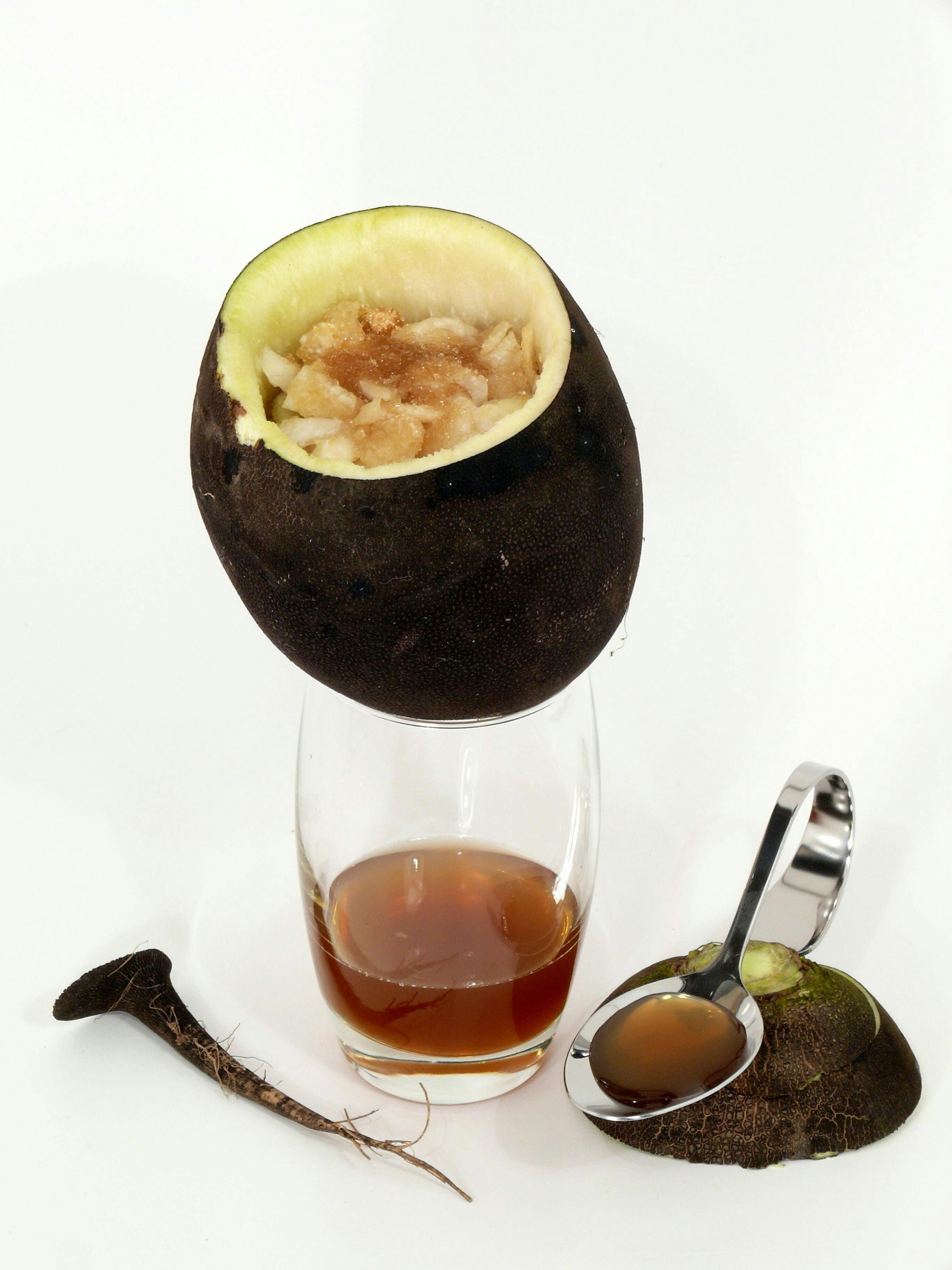 Im hohlen Schwarzen Rettich entsteht zusammen mit Kandis oder Honig der Sirup gegen Husten, der durch die Öffnung in das Glas tropft.