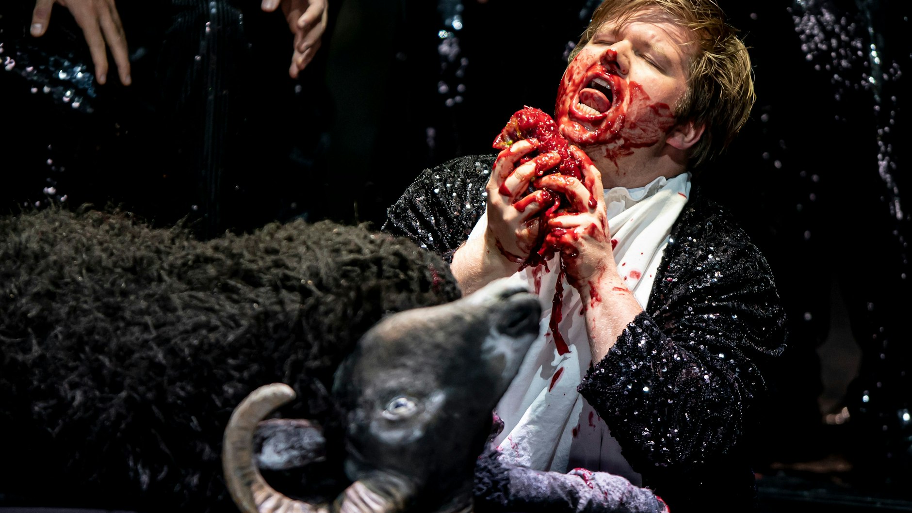 Jim Kapeller als Jack O'Brien in der Neuinszenierung „Aufstieg und Fall der Stadt Mahagonny“» von Brecht/Weill in der Komischen Oper. 