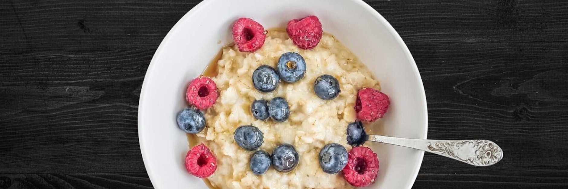 Ein warmes Frühstück muss nicht immer nur (wie hier) ein Porridge sein. Man kann auch Dinkel statt Haferflocken nehmen.